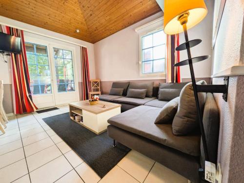 un salon avec un canapé et une table dans l'établissement Le cocon des sables, à Moliets-et-Maa