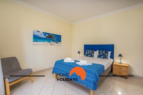 sypialnia z łóżkiem z napisem „Dom wakacyjny” w obiekcie #269 Pedra Bicos R by Home Holidays w Albufeirze