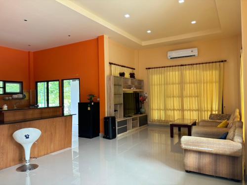 Kuchyň nebo kuchyňský kout v ubytování ชิลชิลขนอมพูลวิลลา