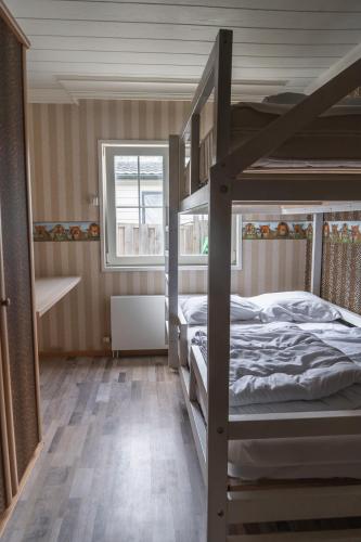 a bedroom with two bunk beds and a window at Mooie, luxe woning aan het water 7 persoons VP005 in Heinkensand