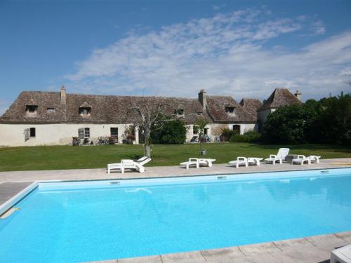 une piscine devant une maison dans l'établissement Domaine de Fumel Le Chai, à Issigeac