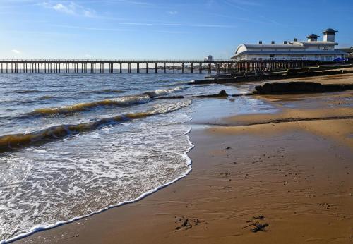 Gallery image of Lovely Caravan With Decking At Suffolk Sands Holiday Park Ref 45017B in Felixstowe