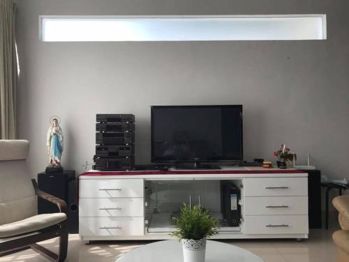 TV a/nebo společenská místnost v ubytování Resort88 Villa