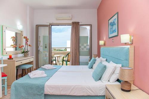 Postel nebo postele na pokoji v ubytování Theoni Apartments