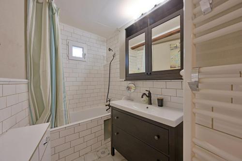 une salle de bain avec un lavabo, une baignoire et une douche dans l'établissement Maison Peneloppe - Clim - Wi-Fi, à Châteauneuf-du-Pape