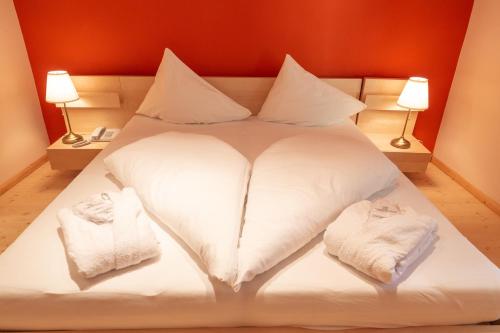 Postel nebo postele na pokoji v ubytování Hotel Försterhof lebe pur, genieße den Tag