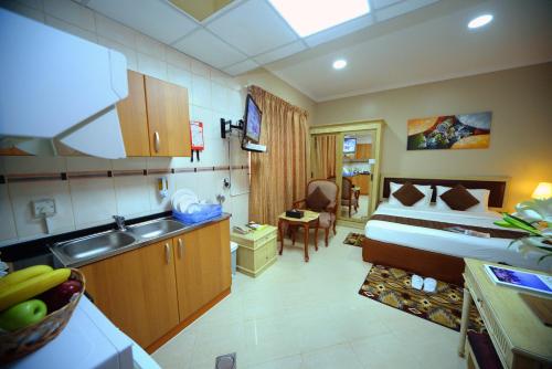 Kuchyň nebo kuchyňský kout v ubytování Emirates Stars Hotel Apartments Sharjah