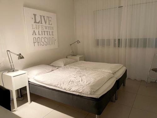 Un ou plusieurs lits dans un hébergement de l'établissement Halllandsnes Apartments