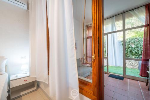 a room with a window and a bed and a door at Asfodelo 21 in Is Molas 