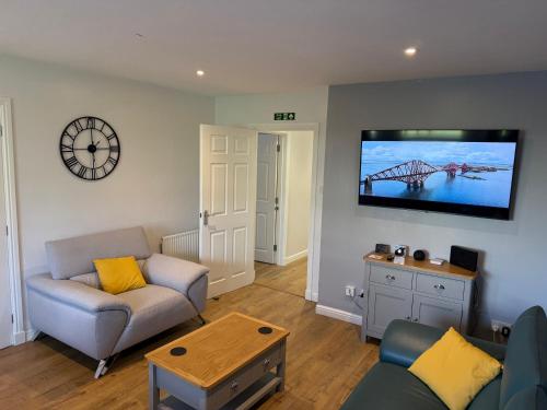 TV a/nebo společenská místnost v ubytování Dunfermline 2 Bed Flat Fully Furnished