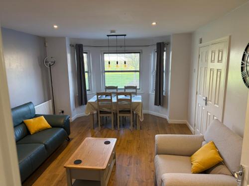 Posezení v ubytování Dunfermline 2 Bed Flat Fully Furnished