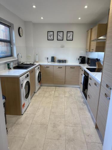 a large kitchen with a washer and dryer at Dunfermline 2 Bed Flat Fully Furnished in Dunfermline