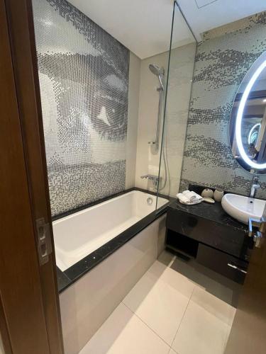 Et badeværelse på PRIME Suites By Damac Towers