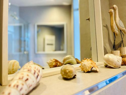 eine Theke mit ein paar Artischocken darauf vor einem Spiegel in der Unterkunft Liguster 84* in Nieuwvliet