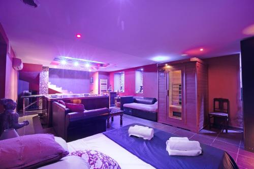 une chambre avec un lit et un salon dans l'établissement Apartment With Sauna At Border Of Monaco, à Beausoleil