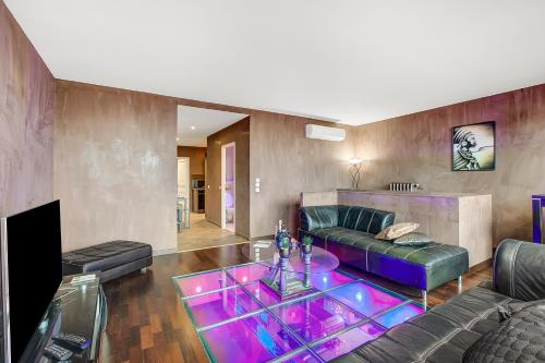 un salon avec un canapé et une table en verre dans l'établissement Apartment With Sauna At Border Of Monaco, à Beausoleil