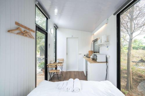 Una cocina o cocineta en Gandan Inn 1 by Tiny Away