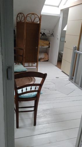 une chambre avec deux chaises assises à un étage dans l'établissement Golden suite, à Creil