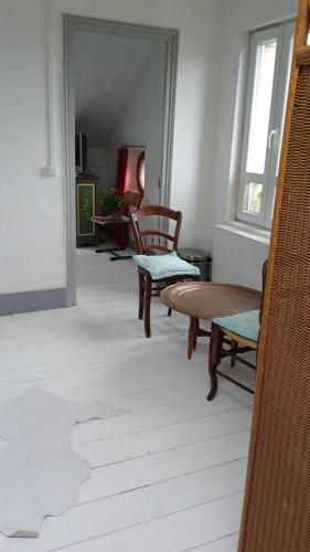 - un salon avec des chaises, une table et une fenêtre dans l'établissement Golden suite, à Creil