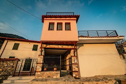 a building with a gate in front of it at ΣΟΧΟΣ ΠΑΡΑΔΟΣΙΑΚΕΣ ΟΙΚΙΕΣ - Σαχνισί in Zokhós