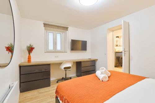 - une chambre avec un lit, un bureau et une chaise dans l'établissement GuestReady - Charming Parisian stay in Salpêtrière, à Paris