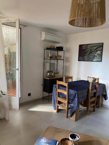 une salle à manger avec une table et des chaises bleues dans l'établissement Appartement 500m de la plage, à Sainte-Maxime