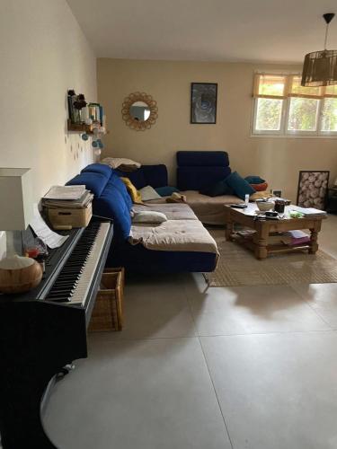 un salon avec un piano et un canapé dans l'établissement Appartement 500m de la plage, à Sainte-Maxime
