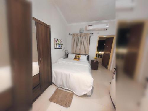 Cama o camas de una habitación en 2bhk with Swimming pool & Kitchen