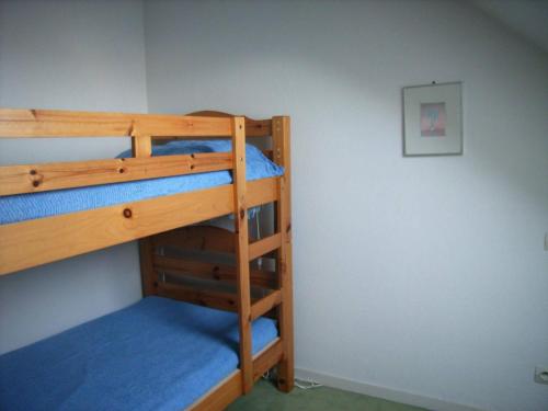 quelques lits superposés dans une chambre dans l'établissement REF 080 Maison pour quatre personnes avec garage Arzon, à Arzon