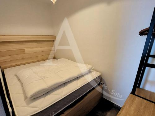 Un ou plusieurs lits dans un hébergement de l'établissement T2 4 personnes avec balcon vue mer tout equipe