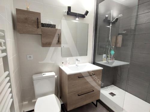 une salle de bain avec toilettes, lavabo et douche dans l'établissement T2 4 personnes avec balcon vue mer tout equipe, à Sète