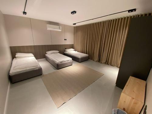 ein kleines Zimmer mit zwei Betten und einem Spiegel in der Unterkunft Al Salehiyah 2 in Medina