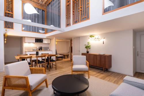 un salon avec une table et des chaises dans l'établissement Appartement vue sur la Saône, à Lyon