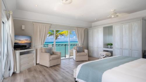 Una cama o camas en una habitación de Blue Waters Resort and Spa