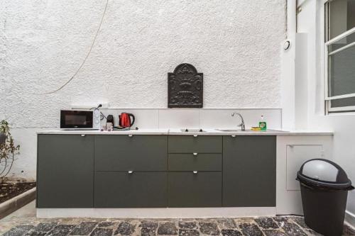 une cuisine avec un évier et un comptoir dans l'établissement Steam - Baignoire balnéo et clim, à Reims