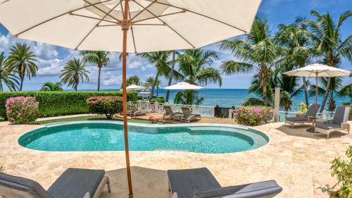 La alberca dentro o cerca de Blue Waters Resort and Spa