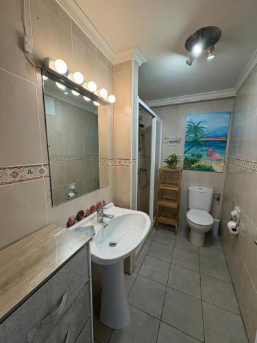 un bagno con lavandino e WC di Mar Azul - AzulenaCalpe a Calpe