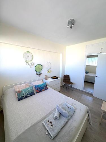 una camera da letto con un letto con asciugamani sopra di Mar Azul - AzulenaCalpe a Calpe