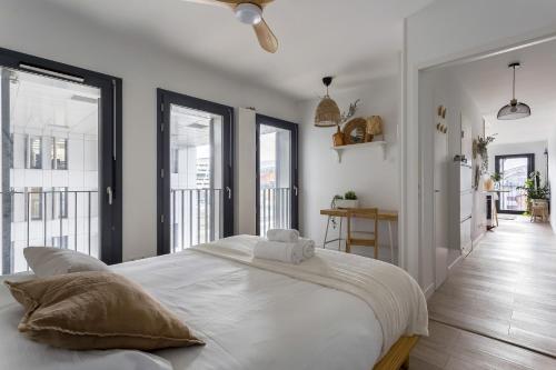 une chambre avec un grand lit blanc avec deux oreillers dans l'établissement SmartStay Boheme - Confluence, à Lyon