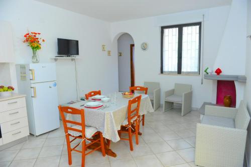 Dapur atau dapur kecil di Il Trullo di Pina a 2 minuti da spiaggia sabbiosa