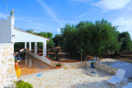 Taman di luar Il Trullo di Pina a 2 minuti da spiaggia sabbiosa
