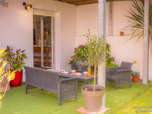 Photo de la galerie de l'établissement Appartement 2 pièces en rez-de-jardin à 300m des plages et commerces - Larmor-Plage - FR-1-349-183, à Larmor-Plage