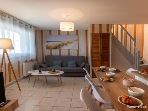 un salon avec un canapé et une table dans l'établissement Duplex T3 avec 2 parkings à 400m du centre de Lorient - FR-1-349-197, à Lorient