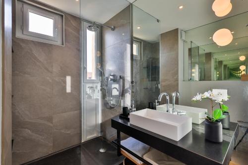 サントロペにあるFRIDA by Home Saint Tropezの洗面台とシャワー付きのバスルーム