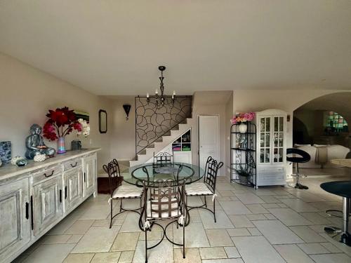 Photo de la galerie de l'établissement Villa 2 chambres avec piscine, à Roquefort-les-Pins