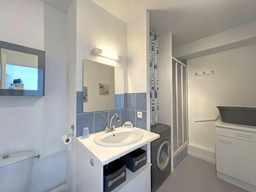 Kúpeľňa v ubytovaní Appartement T3 avec balcon proche commodités, parking inclus - FR-1-349-198