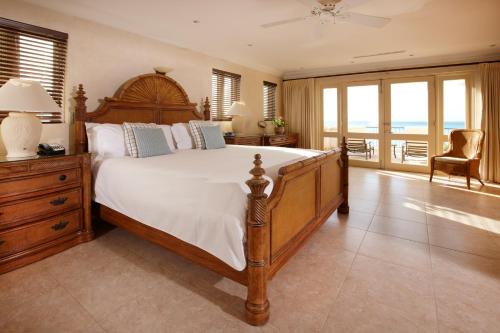 Una cama o camas en una habitación de Blue Waters Resort and Spa