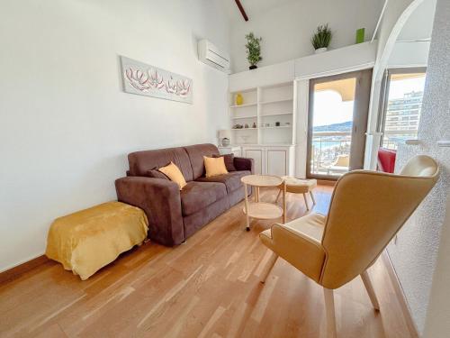 un salon avec un canapé et une table dans l'établissement Appartement vue mer et front de mer avec terrasse, à Fréjus