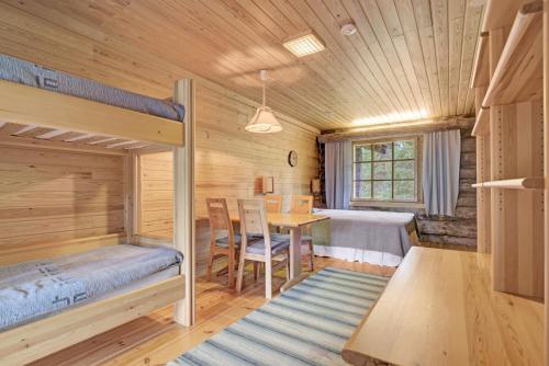 a bedroom with a bunk bed and a table in a room at KeloLuosto C in Luosto