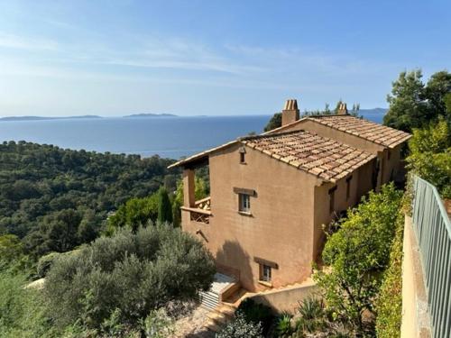 une maison sur une colline à côté d'une clôture dans l'établissement Les îles bleues, à Rayol-Canadel-sur-Mer